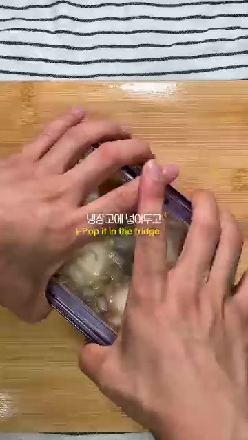 냉장고에 넣어 하루 정도 숙성시킵니다. — 간장 대신 쯔유로 만드는 쯔유계란장