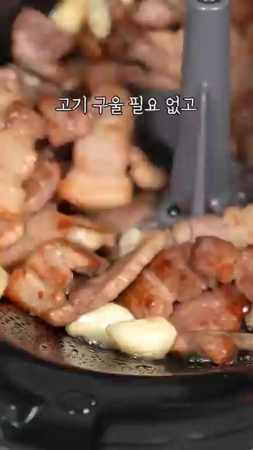 롤팬에 삼겹살, 김치, 콩나물, 밥을 넣고 롤팬을 돌려가며 볶아 삼… — 롤팬으로 만드는 초간단 도토리묵 & 삼겹살 볶음밥