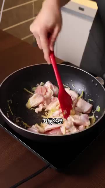 닭고기와 생강, 버섯 등을 볶다가 간장을 넣고 조리합니다. 마지막으… — 태국 급식은 맛있을까?