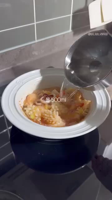 물 500ml를 붓고 치킨스톡 1큰술과 굴소스 1큰술을 넣어 끓여준다. — 고급 중식당 해물누룽지탕 맛!