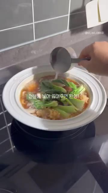 전분물을 넣고 걸쭉하게 끓여준다. — 고급 중식당 해물누룽지탕 맛!