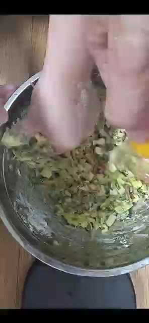 다진 재료와 당면에 부침가루 반컵과 계란 2개를 넣고 골고루 반죽합니다. — 명절에는 전 한번 만들어볼까요
