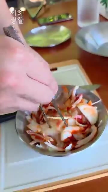 양파를 채 썰어 고추장 1큰술과 참기름 1큰술을 넣고 비벼 전어와… — 가을 전어구이, 숯불에 구웠더니 엄지가 절로 올라가네요