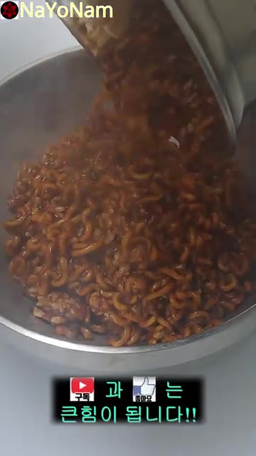밥을 넣고 소스와 고루 섞이도록 볶는다. — 짜장라밥 만들기