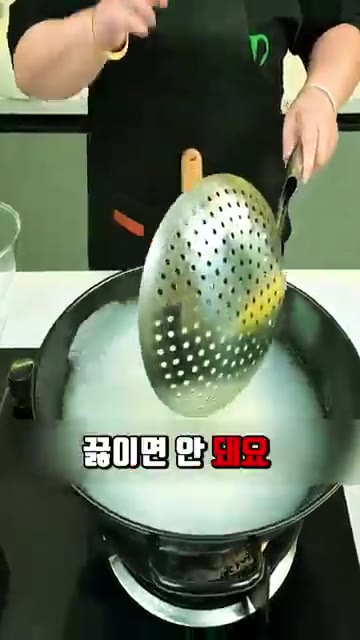 찬밥을 끓는 물에 넣고 1분 정도 삶아 물기를 빼고 접시에 담아주세요. — 셰프도 놀란 세상 간단하고 맛있는 밥알 요리 꿀팁
