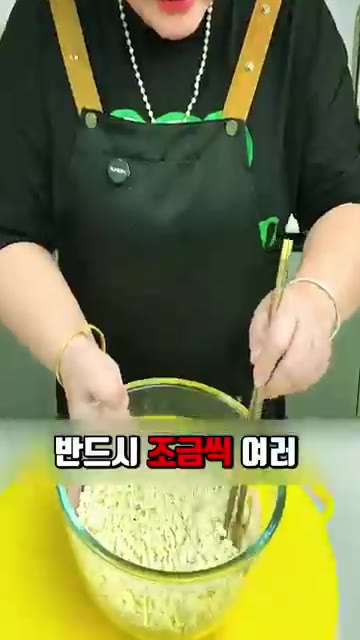 토마토를 넣고 과육이 부드러워질 때까지 볶아주세요. — 셰프도 놀란 세상 간단하고 맛있는 밥알 요리 꿀팁