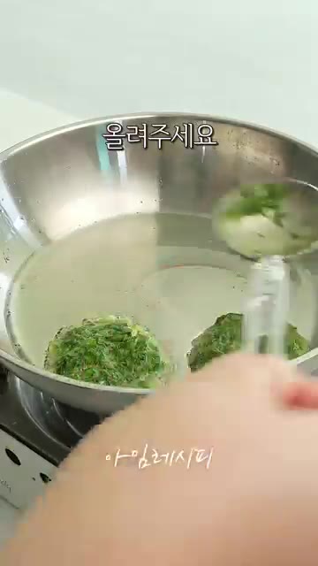 예열된 팬에 식용유를 두르고 반죽을 1큰술씩 떠서 올린 후, 그 위… — 2가지 메인 재료로 만든 명절전 #추석명절전