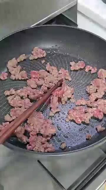 소고기가 익으면 다진 마늘을 넣고 함께 볶는다. — 소고기 양배추 볶음 레시피