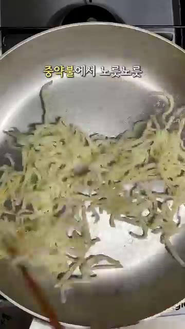 진미채에 마요네즈를 넣고 가볍게 버무려 주세요. — 달콤짭짤 간장 진미채볶음 만들기