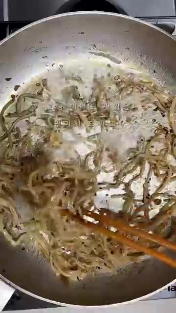 참기름과 깨를 넣고 마무리 해주세요. — 달콤짭짤 간장 진미채볶음 만들기