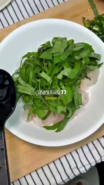 깨를 넣고 모든 재료가 잘 섞이도록 가볍게 무쳐준다. — 광어 깻잎 무침 & 소금 김밥 레시피