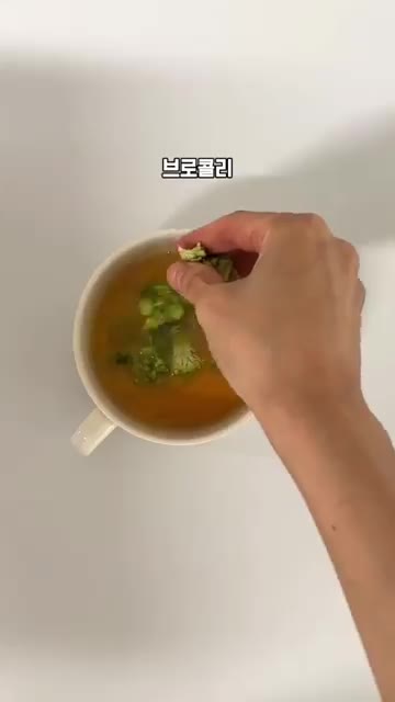브로콜리, 토마토, 양파를 먹기 좋게 잘라 넣는다. — 불없이 만드는 10분 계란요리