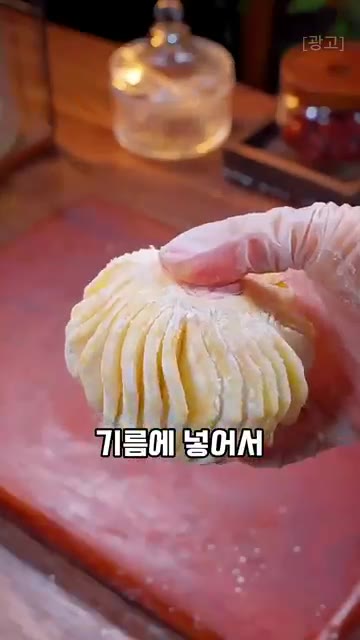 감자 가운데에 소시지를 끼워 등롱 모양을 만듭니다. — 감자로 만드는 특별한 등롱 모양 요리 레시피