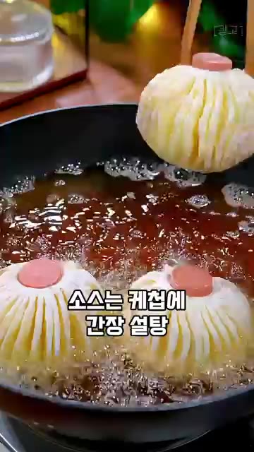 기름에 넣고 앞뒤로 노릇하게 튀겨줍니다. — 감자로 만드는 특별한 등롱 모양 요리 레시피