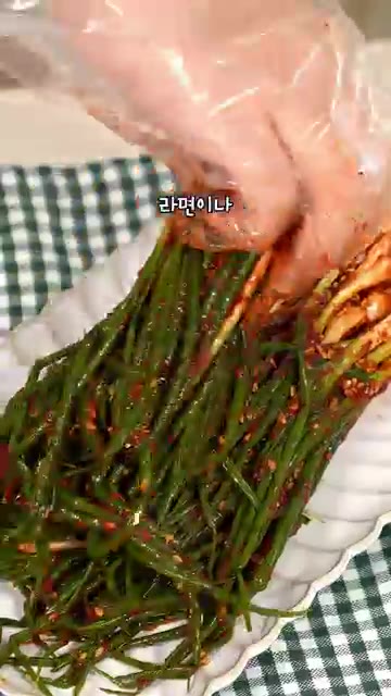 바로 먹어도 맛있는 쪽파김치가 완성되었습니다. 밥이나 라면, 고기와… — 쪽파김치 레시피: 야들야들 간단 쪽파김치 만들기