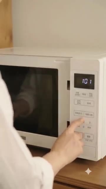 랩을 씌우고 포크로 구멍을 낸 뒤 전자레인지에 3분간 돌립니다. 완… — 초간단 3분 완성: 전자레인지 양배추 계란 슬라이스