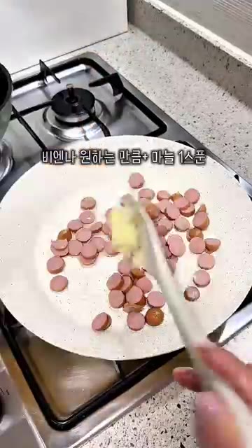 팬에 기름을 살짝 두른다. — 불닭 소시지 볶음밥
