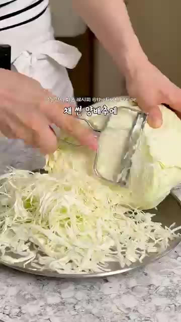 완성된 계란찜 위에 들깨 맛간장 소스를 뿌리고 통깨를 적당량 뿌려줍니다. — 원팬 전자레인지 계란찜 만들기! 양배추 순두부 계란찜 레시피