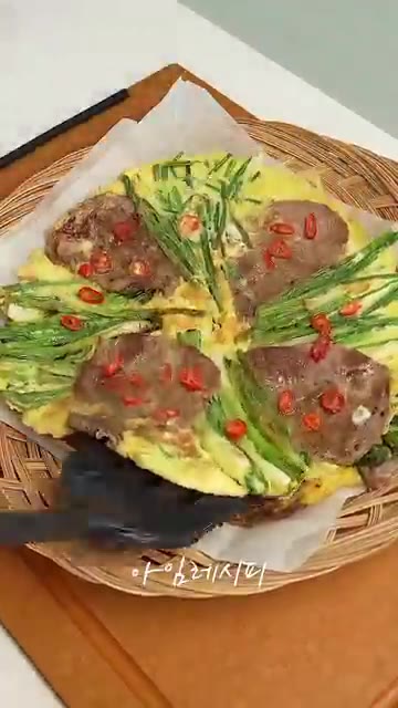 뒤집어서 뒷면까지 익혀주면 맛있는 한판육전 완성입니다. — 한판이면 끝나는 한판육전