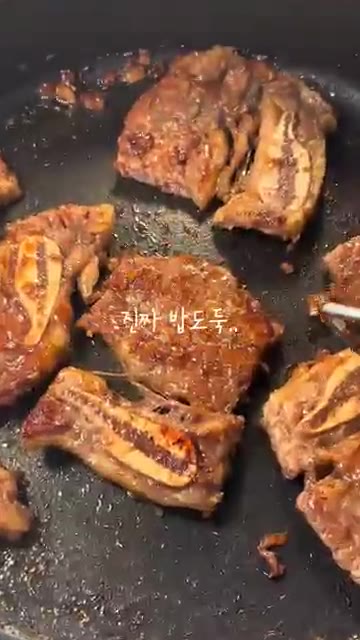 팬에 LA갈비를 올리고 양념을 부어가며 노릇하게 구워준다. — 명절 갈비로 만든 초간단 도시락
