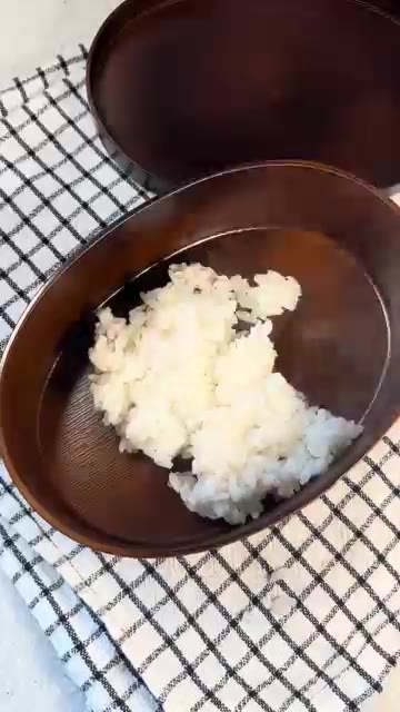 구운 갈비를 먹기 좋은 크기로 잘라준다. — 명절 갈비로 만든 초간단 도시락