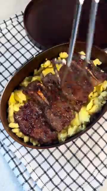 도시락 통에 밥을 담고 스크램블 에그를 올린다. — 명절 갈비로 만든 초간단 도시락