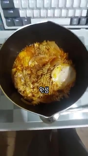 후추를 뿌려 완성한다. — 고시원 에그인헬
