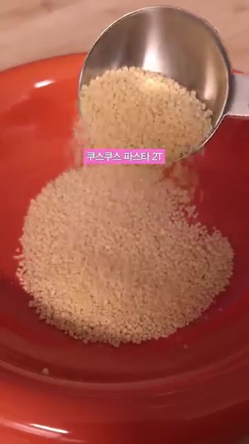 팬에 올리브 오일을 두르고 연근을 먼저 3분 정도 볶아줍니다. — 닭가슴살 쿠스쿠스 쌈 레시피