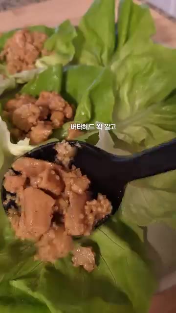 버터헤드 위에 볶은 재료를 올리고 잘게 부순 캐슈넛을 뿌려 닭가슴살… — 닭가슴살 쿠스쿠스 쌈 레시피