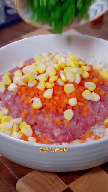 찹쌀은 하루 전날 밤부터 미리 불려주세요. 불린 찹쌀에 다진 돼지고… — 어른 아이 모두 좋아라 하는 찹쌀 고기볼!
