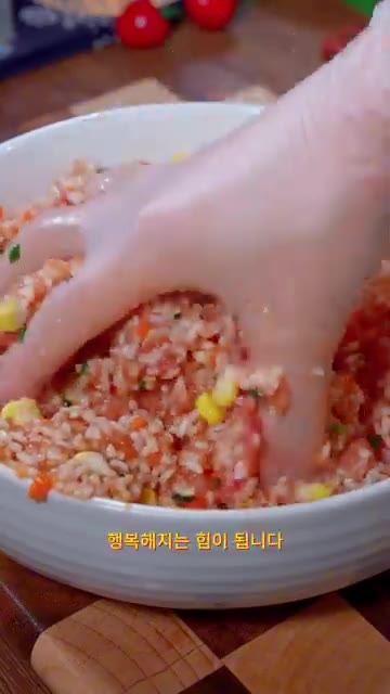 소금, 설탕, 간장, 굴소스, 참기름을 넣고 계란 2개를 넣어 잘… — 어른 아이 모두 좋아라 하는 찹쌀 고기볼!