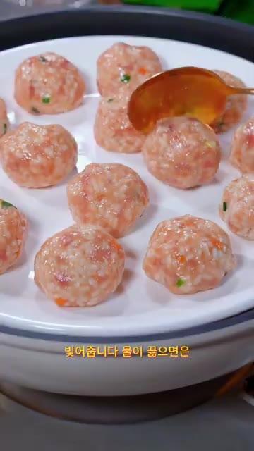 숟가락으로 떠서 동그랗게 빚어주세요. 끓는 물에 찜기에 올려 20분… — 어른 아이 모두 좋아라 하는 찹쌀 고기볼!