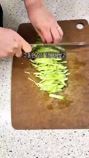 가지는 2개 먹기 좋게 썰어 전자레인지에 5분 돌려주세요. 오이는… — 시원하고 새콤한 가지냉국 레시피
