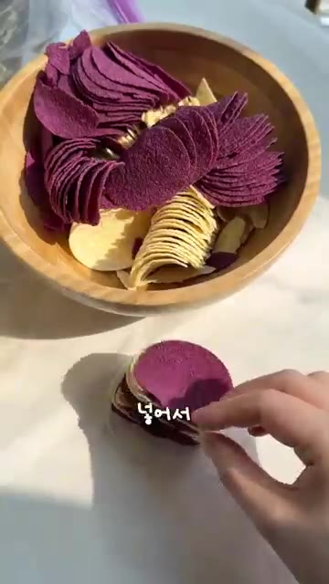 프링글스 오리지널과 고구마맛 감자칩을 섞어 준비한다. 두 가지 감자… — 해외에서 난리난 초코감자 (가성비 버전)