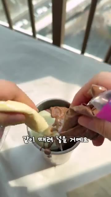 지퍼백에 화이트 초콜릿과 밀크 초콜릿을 넣고 녹인다. 녹인 초콜릿을… — 해외에서 난리난 초코감자 (가성비 버전)