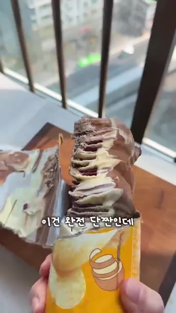 초콜릿이 굳으면 칼로 잘라 완성한다. 층층이 쌓인 감자칩과 초콜릿의… — 해외에서 난리난 초코감자 (가성비 버전)