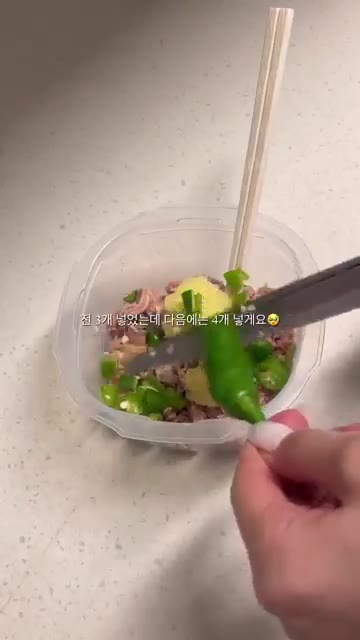 다진 마늘을 2큰술 넣어줍니다. — 36kg 감량한 풍자언니의 참치쌈장