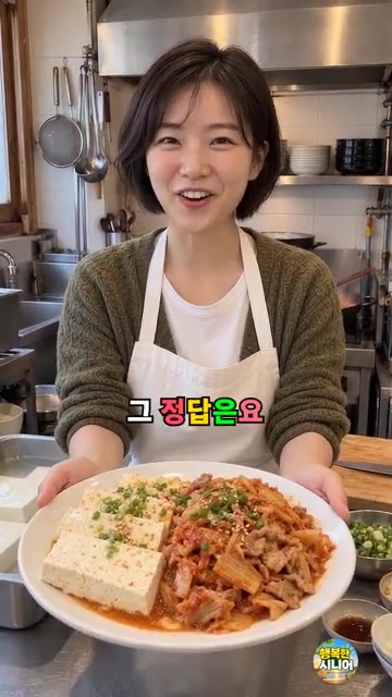 데쳐서 썰어낸 두부를 볶은 김치와 함께 접시에 담아내면 따뜻하고 탱… — 두부김치, 두부 그대로 썰지 마세요! 따뜻하고 탱탱하게 만드는 법