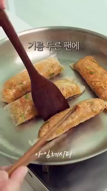 기름을 살짝 두른 팬에 라이스페이퍼 김치만두를 올리고 앞뒤로 노릇하… — 밀가루 없이 만드는 초간단 김치만두