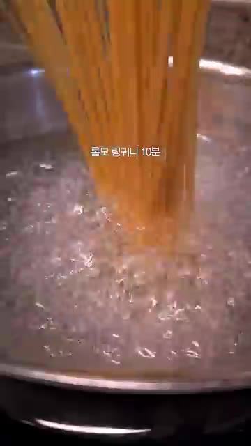 같은 팬에 버터와 다진 마늘을 넣고 볶습니다. — 갈비살 스테이크 파스타 레시피