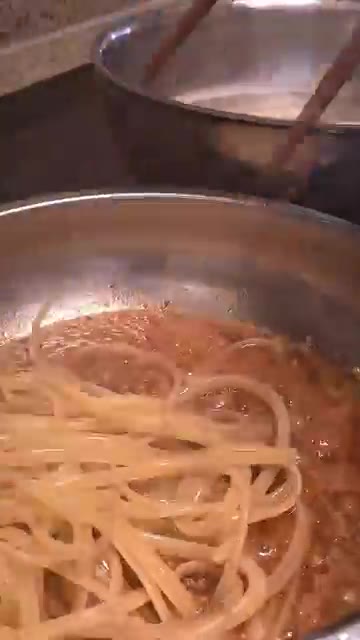 삶은 파스타면을 넣고 소스가 잘 배도록 볶습니다. — 갈비살 스테이크 파스타 레시피