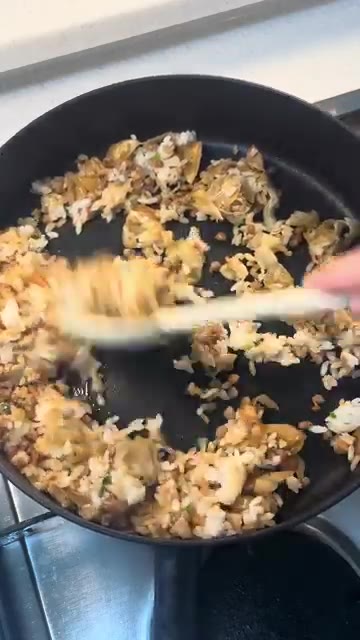 간장을 넣고 섞어준다. — 만두 볶음밥 도시락 만들기