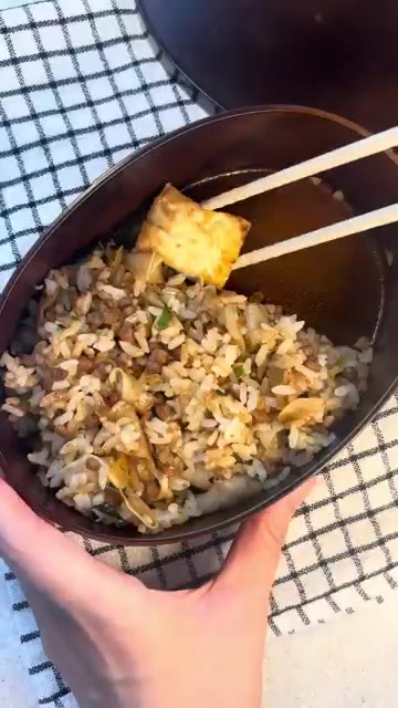 볶은 밥을 도시락 통에 담는다. — 만두 볶음밥 도시락 만들기