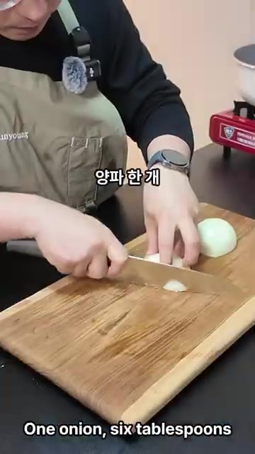 양파는 채 썰어 준비합니다. — 김치를 대신해줄 반찬으로 짜사이 어때요?