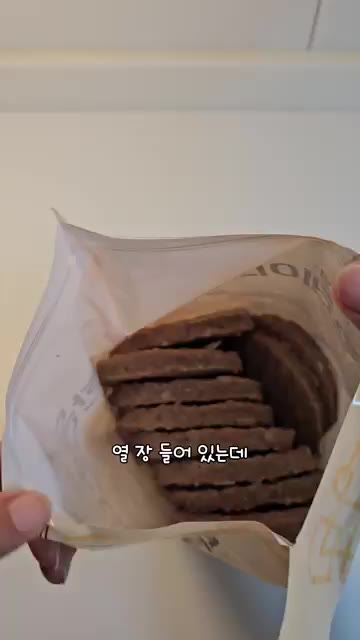 팬에 기름을 두르고 한돈 스테이크를 노릇하게 구워준다. 반찬이 없을… — 반찬 없을 때 한돈 스테이크 한 장으로 뚝딱 만드는 법