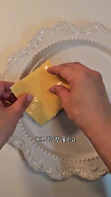 구운 스테이크 위에 치즈를 올린다. 계란 프라이 하나를 만들어 올린다. — 반찬 없을 때 한돈 스테이크 한 장으로 뚝딱 만드는 법
