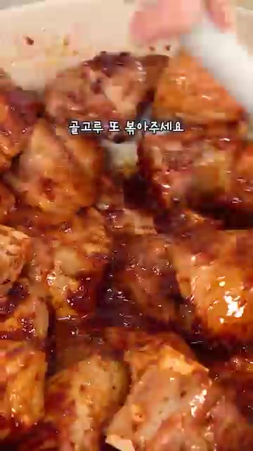 썰어둔 청양고추를 넣고 마무리하면 매콤달콤한 돼지갈비찜 완성입니다. — 매운데 계속 땡기는 돼지갈비찜