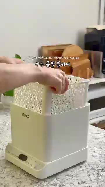 달걀에 가루육수를 넣고 잘 풀어 약불로 달군 팬에 나누어 부어가며… — 다음날 또 생각나는 🥚 다이어트 계란말이 김밥 만들기
