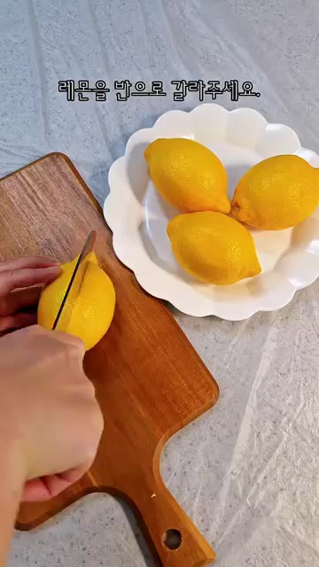 레몬을 반으로 갈라줍니다. — 무더위 꿀 별미, 레몬 속에 크림 가득, 약과 토핑까지 🍋