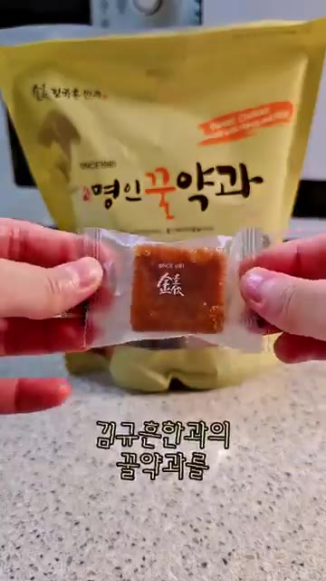 레몬 껍질에 크림 베이스를 채우고 냉장고에서 차갑게 굳혀줍니다. — 무더위 꿀 별미, 레몬 속에 크림 가득, 약과 토핑까지 🍋